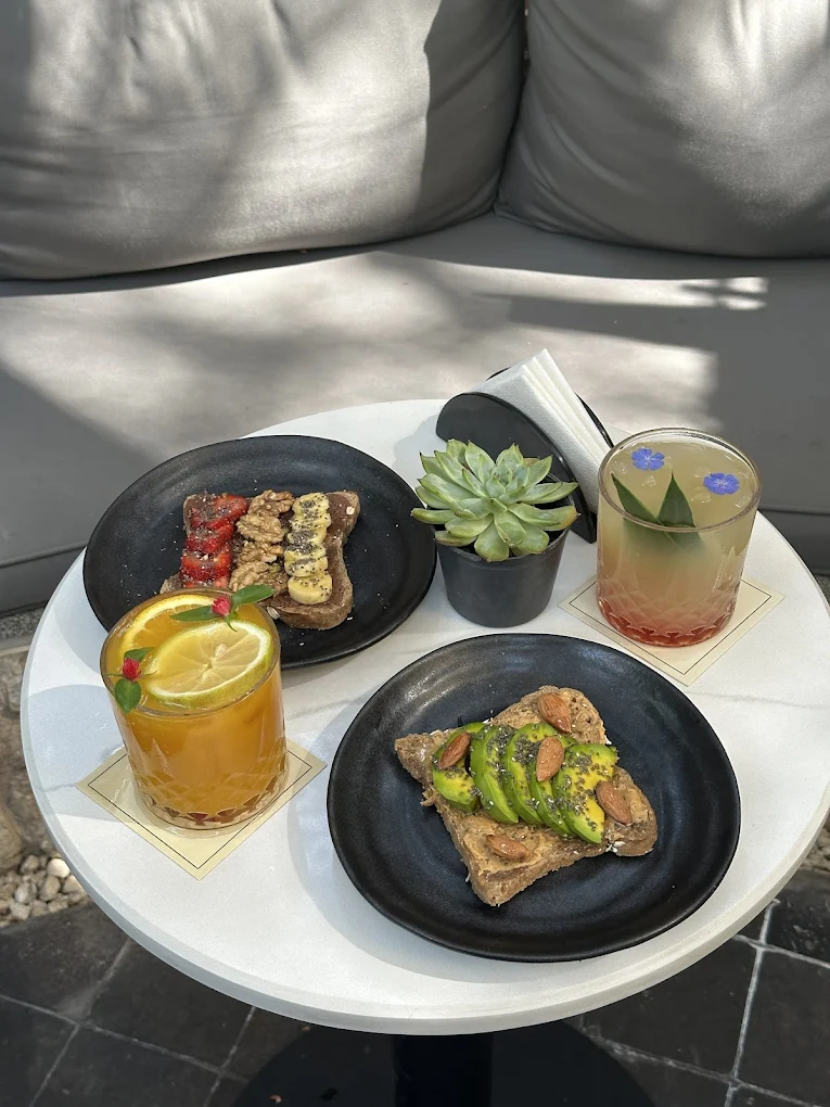 Cocktails and breakfast plates at Business Lounge